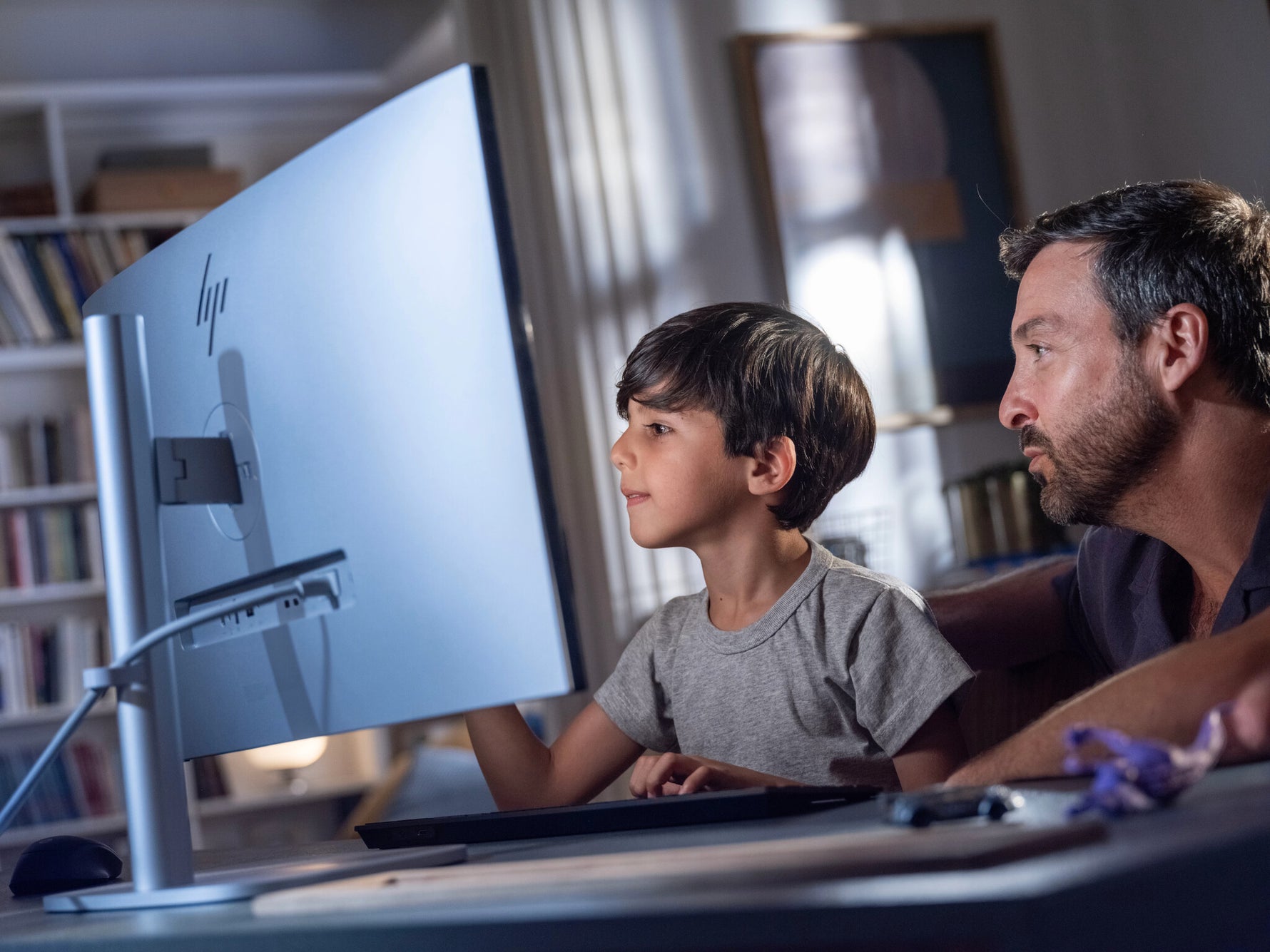 HP EliteStudio 8 G1i AI Wolf Pro Security Edition Intel Core Ultra 5 235 68,6 cm (27") 2560 x 1440 Pixels Touchscreen Alles-in-één-pc 16 GB DDR5-SDRAM 512 GB SSD Windows 11 Pro Wi-Fi 7 (802.11be) AI PC Zilver