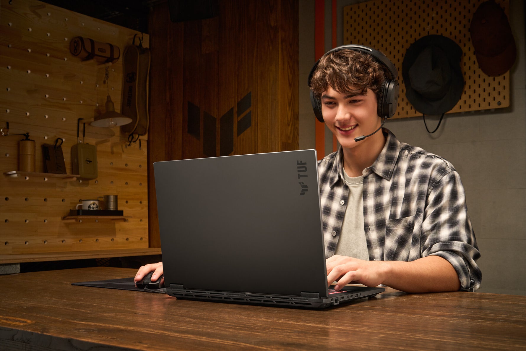 ASUS TUF Gaming A18 FA808UH-S8076W AMD Ryzen™ 7 260 Laptop 45,7 cm (18