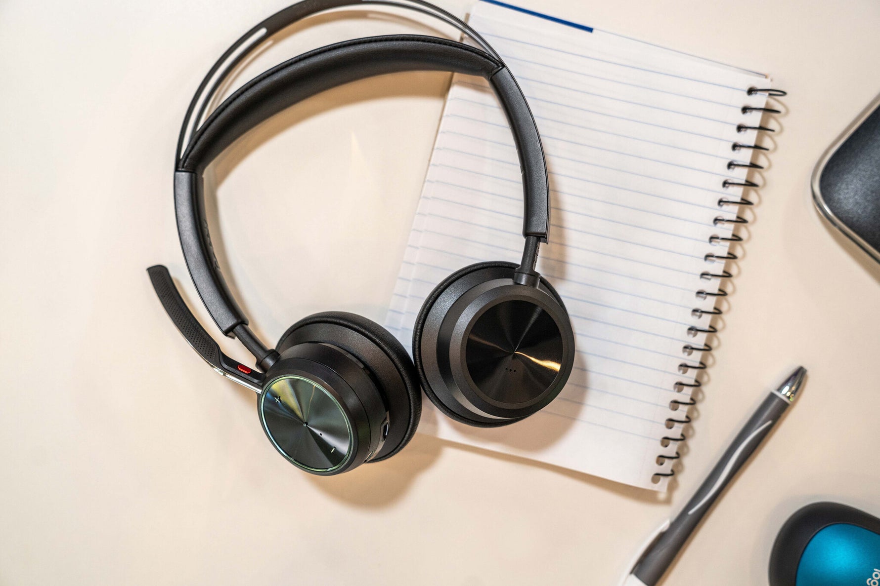 HP Poly Voyager Focus 2 USB-C-C Headset +USB-C/A Adapter +Oplaadstandaard