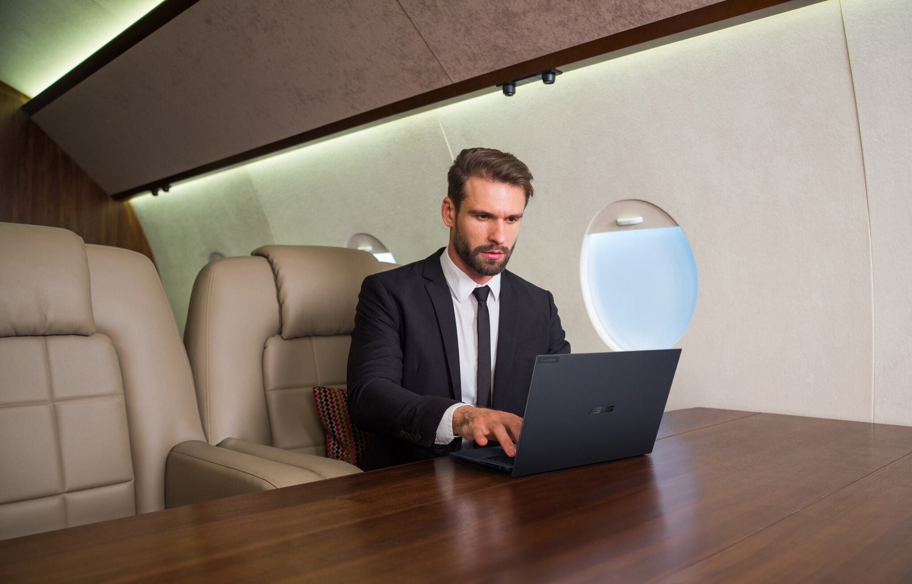 ASUS ExpertBook B9 OLED B9403CVAR-PP1678X Intel Core 7 150U Laptop 35,6 cm (14") WQXGA+ 32 GB LPDDR5x-SDRAM 1 TB SSD Wi-Fi 6E (802.11ax) Windows 11 Pro Frans Zwart