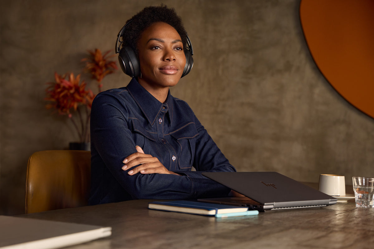 HP Poly Voyager Surround 85 UC voor Microsoft Teams gecertificeerde USB-C-headset + USB-C/A-adapter + oplaadstandaard